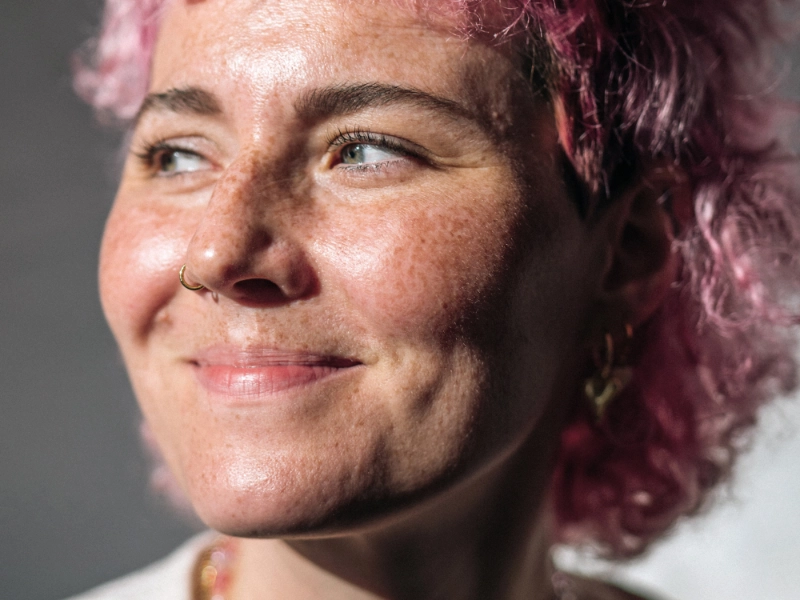 Frau mit pinken kurzen Haaren freut sich auf die Eurobike 2025